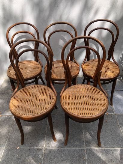 THONET
Suite de cinq chaise en hêtre cintré,...