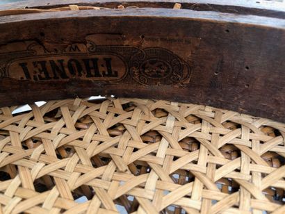 THONET
Suite de cinq chaise en hêtre cintré,...