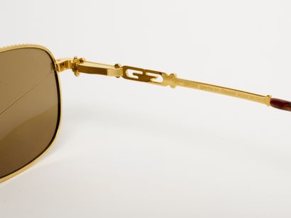 GERALD GENTA 
Rare lunettes de soleil dorée...