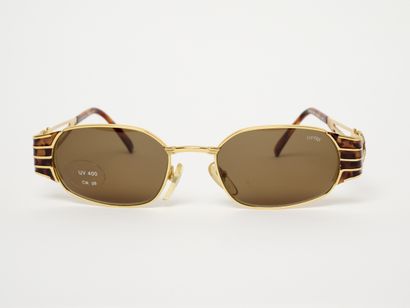 Opéra
Deux paires de lunettes de soleil.