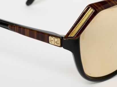 Courrèges - Paris
Lunettes de soleil. Sans...
