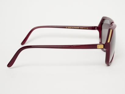 Courrèges - Paris
Lunettes à verres fumés....