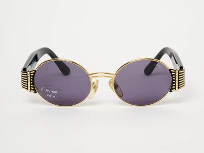 Opéra
Deux Lunettes de soleil.