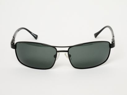 AZZARO
Lunettes de soleil. Sans écrin.
