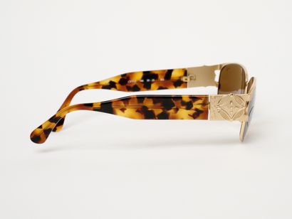 Opéra
Deux paires de lunettes de soleil.