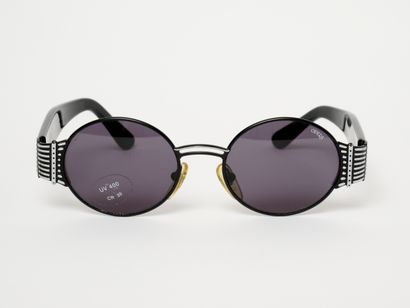 Opéra
Deux Lunettes de soleil.