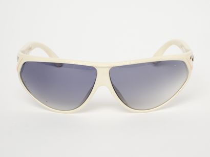 Courrèges - Paris
Lunettes de soleil. Sans...