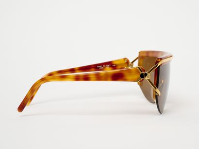 VALENTINO 
Lunettes de soleil modèle V568....