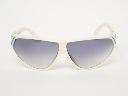 Courrèges - Paris
Lunettes de soleil. Sans...