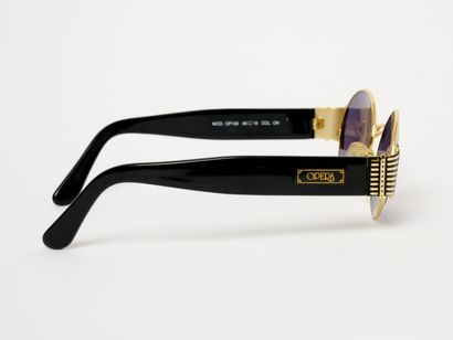 Opéra
Deux Lunettes de soleil.