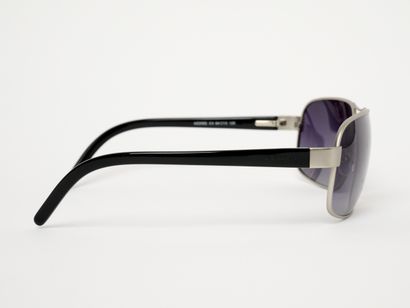 AZZARO
Lunettes de soleil. Sans écrin.