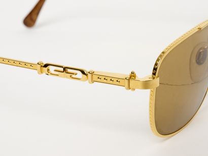 GERALD GENTA 
Rare lunettes de soleil dorée...