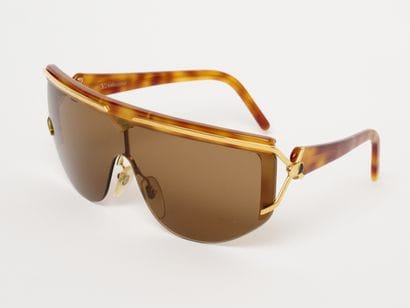 VALENTINO 
Lunettes de soleil modèle V568....
