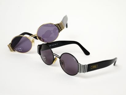 Opéra
Deux Lunettes de soleil.