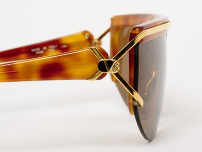 VALENTINO 
Lunettes de soleil modèle V568....