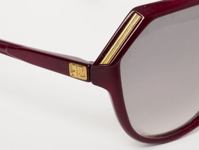 Courrèges - Paris
Lunettes à verres fumés....