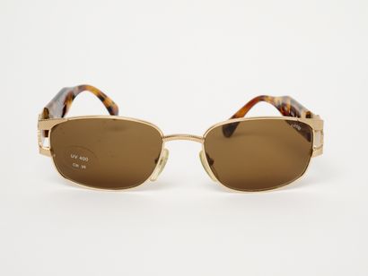 Opéra
Deux paires de lunettes de soleil.