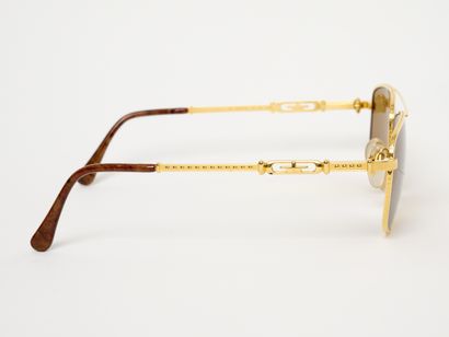 GERALD GENTA 
Rare lunettes de soleil dorée...