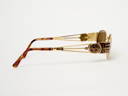 Opéra
Deux paires de lunettes de soleil.