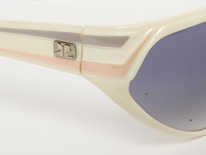 Courrèges - Paris
Lunettes de soleil. Sans...