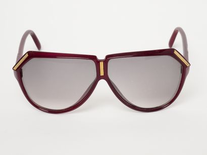 Courrèges - Paris
Lunettes à verres fumés....