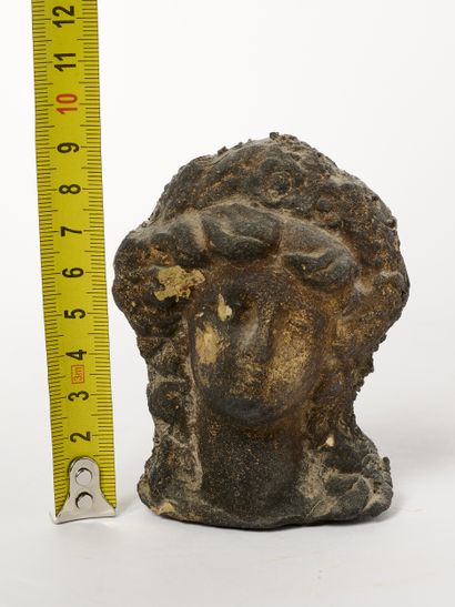 Tête féminine en terre cuite.