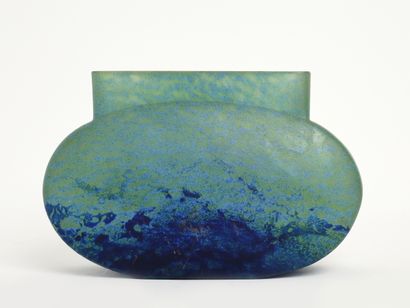 Daum Nancy
Vase à col rectangualire en verre...