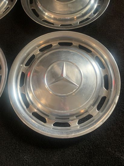 MERCEDES-BENZ type 123
Lot de 4 enjoliveurs...