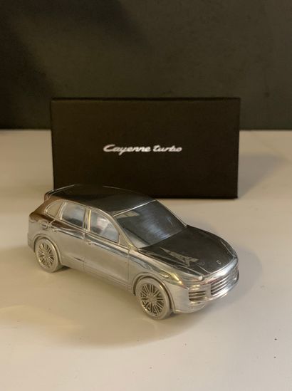 PORSCHE Cayenne Turbo type 958.2
Presse-papier...