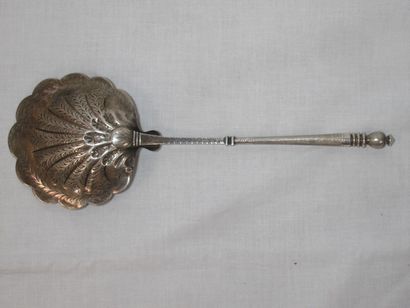 Cuillère à fraise en argent. Minerve. Poids...