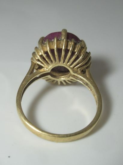 Bague en or 14K, ornée d'un petit rubis....