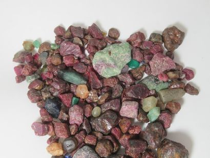 Lot de rubis zoïsites bruts. Pois total :...