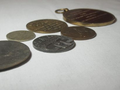 Lot de 6 médailles en bronze. Xxe. 2-5 c...