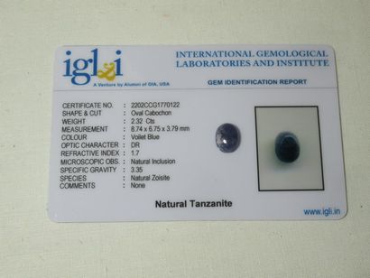 Tanzanite, cabochon, 2,32 carats. Avec son...
