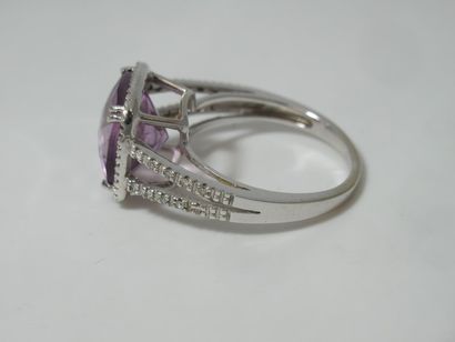 Bague en or blanc 18K (tête d'aigle), ornée...