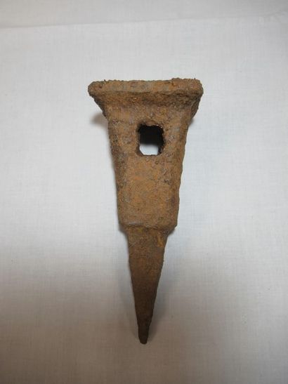 Coin à fendre (?) en fer. Haut.: 18cm (Très...