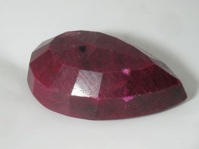 Rubis traité, faceté. 532 carats. Avec son...