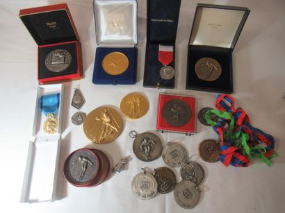 Lot de médailles en bronze et métal. Récompenses...