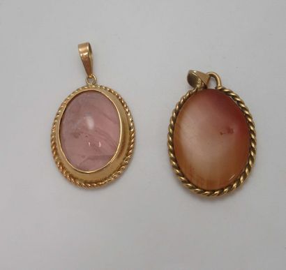 Lot de deux pendentifs en or jaune ornés...