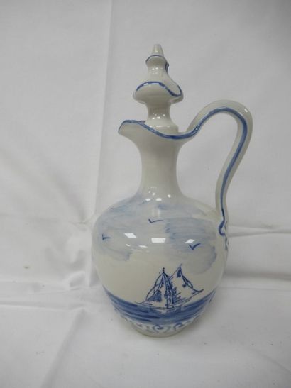 Bouteille en faïence blanche, à décor bleu...