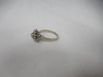 Bague en or blanc, sertie d'un petit brillant....