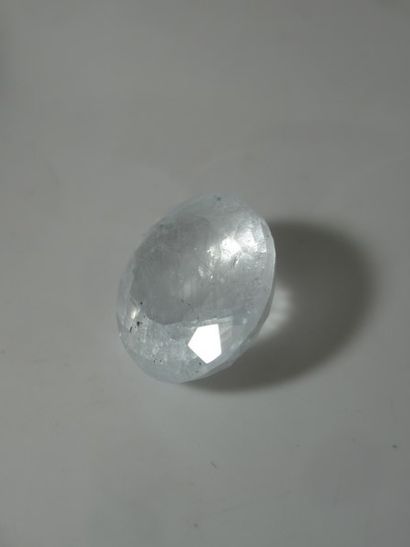 Aigue marine, ovale, facetée, 14,75 carats....