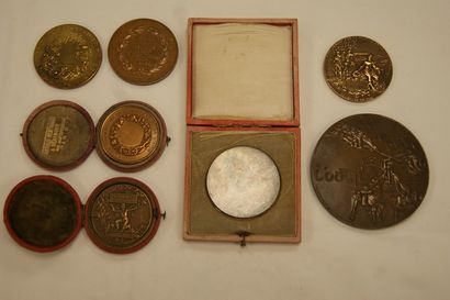Lot de 7 médailles en bronze. Xxe. 4-8 cm...