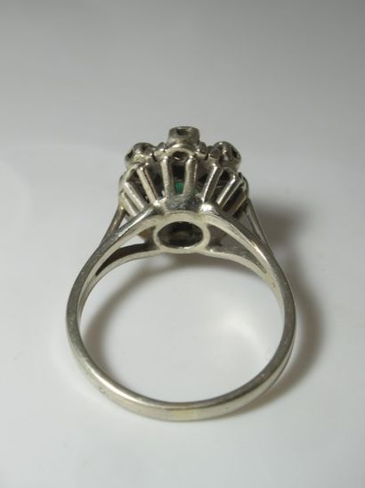 Bague en or blanc, centrée d'une émeraude,...