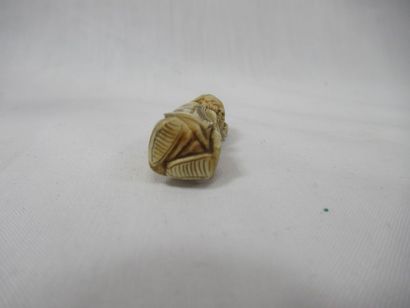 JAPON Netsuke en ivoire, figurant un viellard....