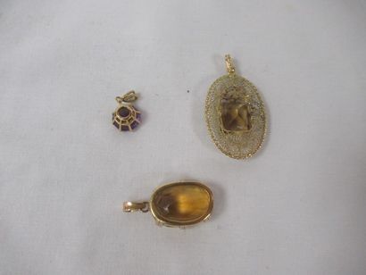 Lot de 3 pendentifs en or jaune, à décor...