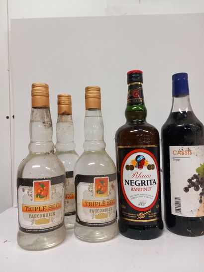 Lot de 5 Vieilles bouteilles comprenant :
1...