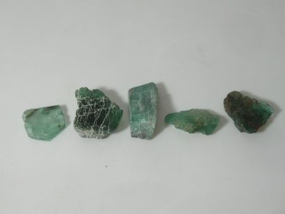 Lot d'émeraudes brutes. Poids total : 15...
