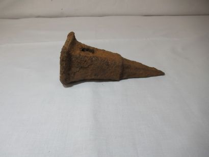Coin à fendre (?) en fer. Haut.: 18cm (Très...