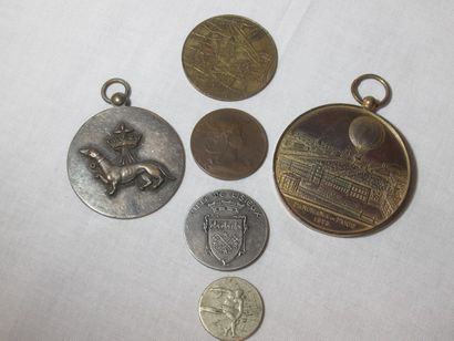 Lot de 6 médailles en bronze. Xxe. 2-5 c...